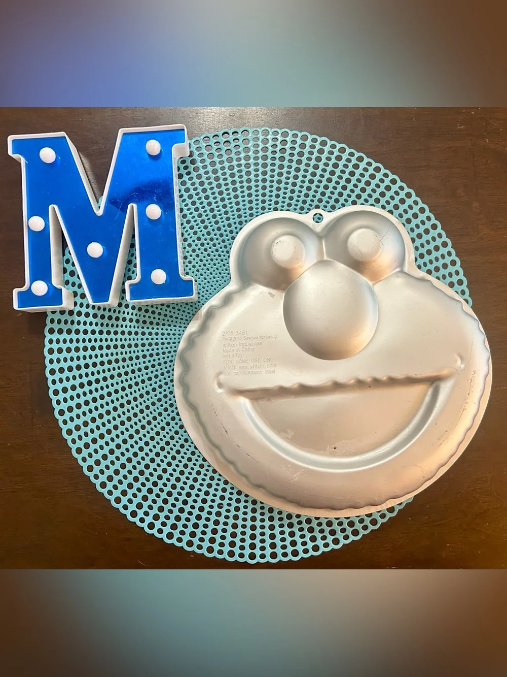 2013 Wilton Sesame Street- Elmo Face Cake Pan Aluminum 2105-3461